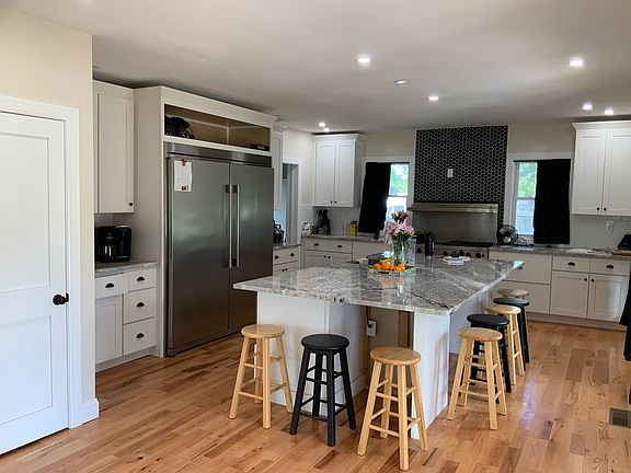 5th image of 196 Castle Rd #1