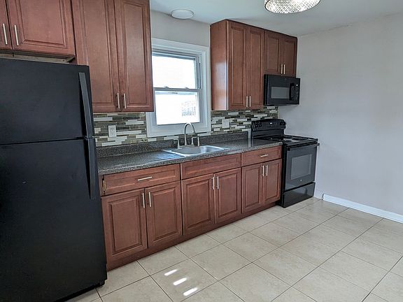 3rd image of 52 Fernwood Ave APT 2