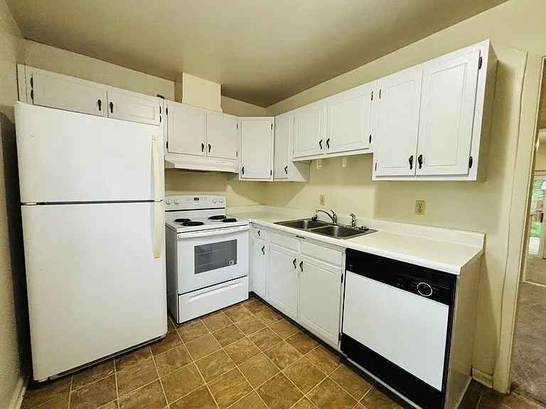124 Camelot Ct — Photo 17