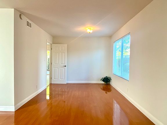 5th image of 982 Marquette Ln