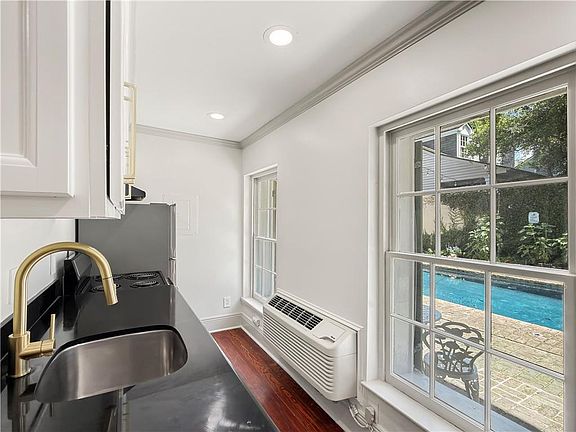 2nd image of 618 Dauphine St #2C