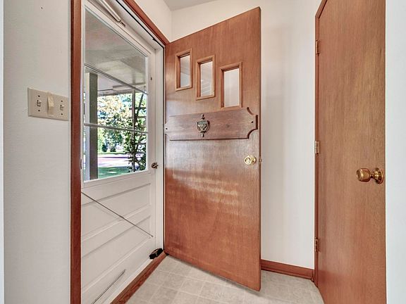 3rd image of 810 Ithaca Ave