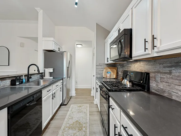 1620 Rosewood Ct — Photo 10