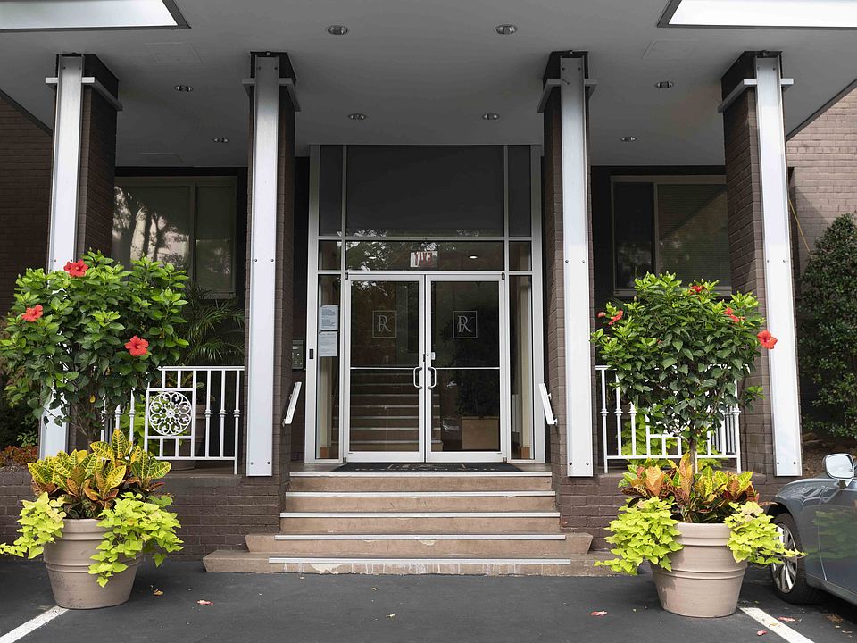 Spacious One- to Two-Bedroom Apartments in the Heart of Rosslyn