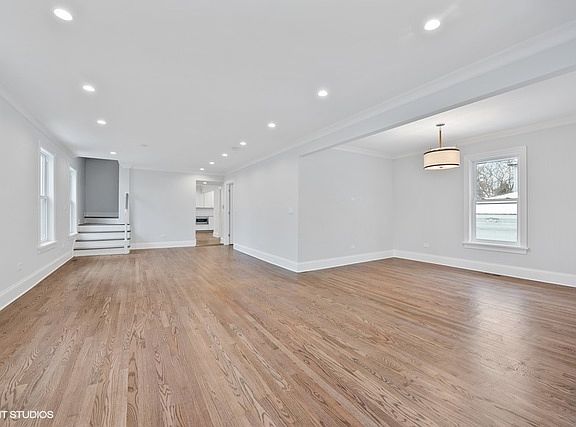 3rd image of 1424 Dewey Ave