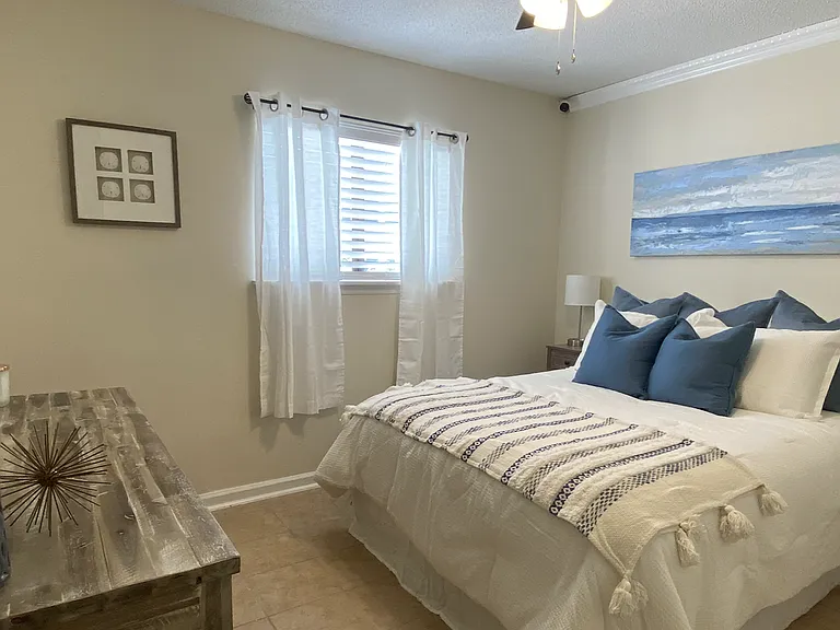 Hickory Square Apartments — Photo 9
