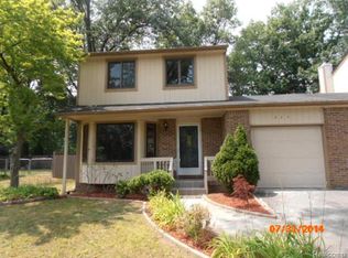 845 Woods Ct, Walled Lake, MI 48390