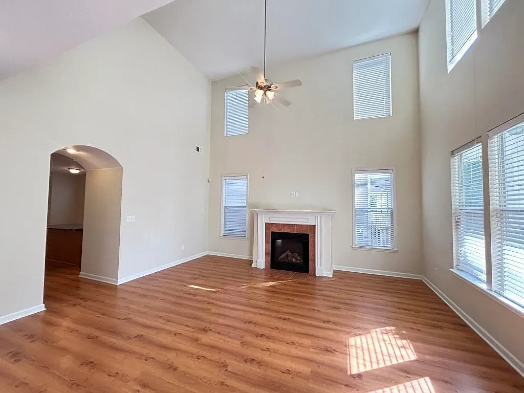 4 bed, 2.5 bath, 2586 sqft, $2,395 — Photo 2