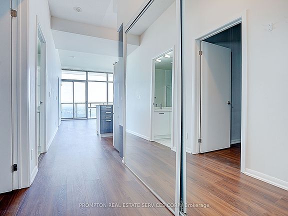 4th image of 832 Bay St #4903
