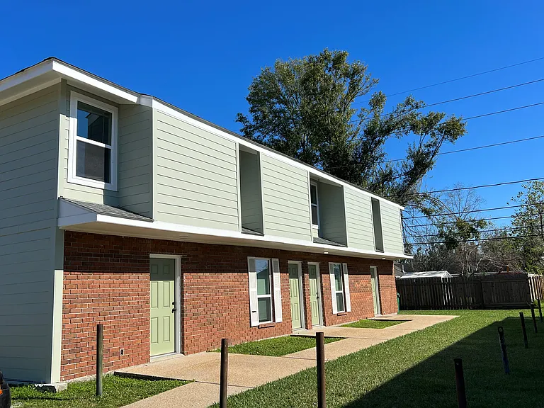 1204 Cambridge Dr #D — Photo 2
