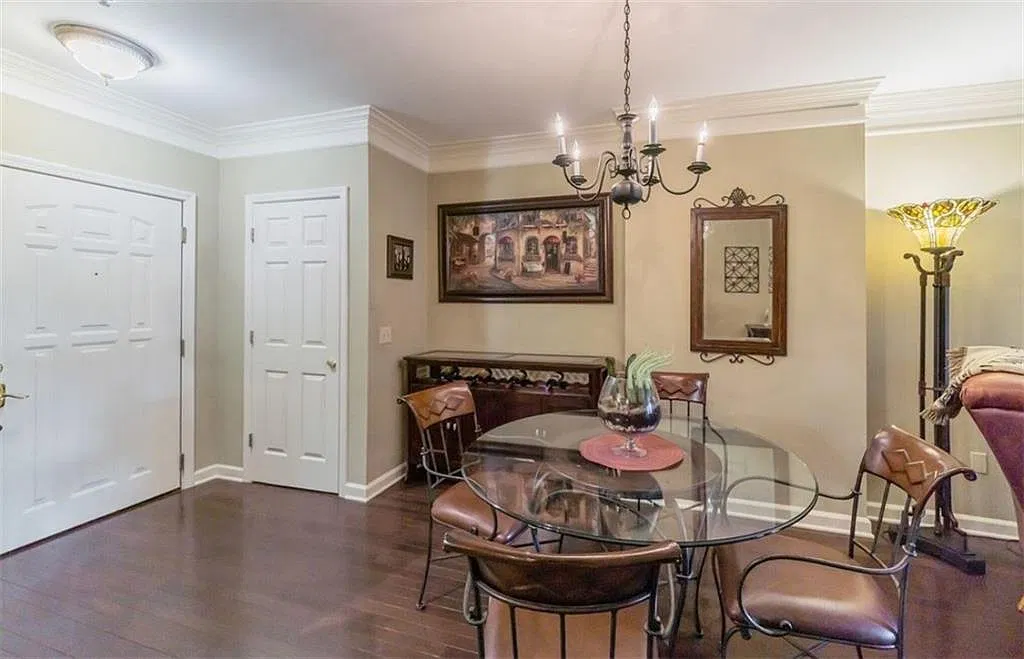 1 bed, 1.0 bath, 998 sqft, $1,950 — Photo 2