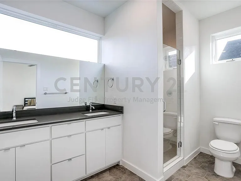 427 W 10th St #303 — Photo 10