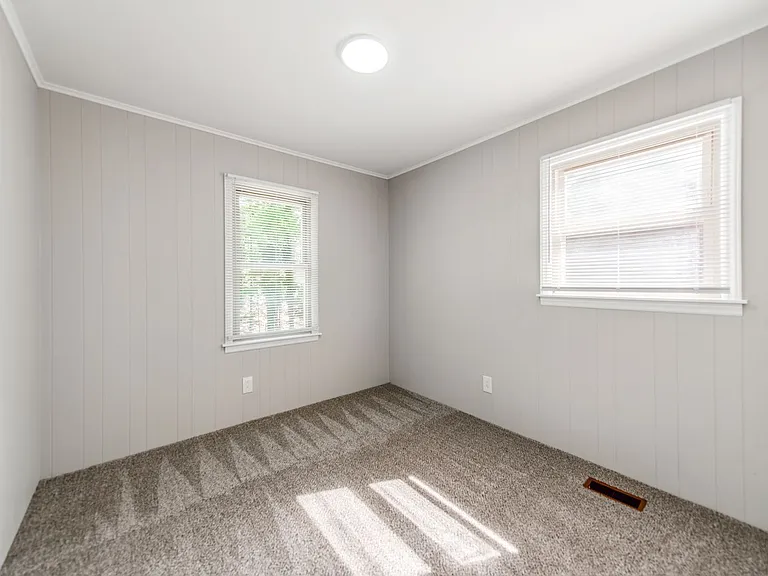 212 E Poplar St — Photo 12