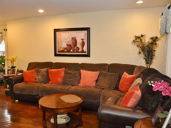 2nd image of 33 Edison Ct