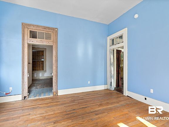4th image of 450 Charles St
