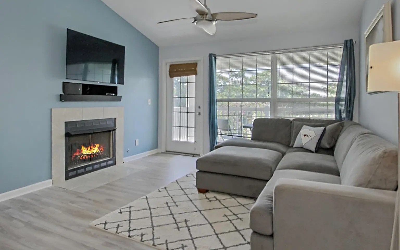 700 Daniel Ellis Dr — Photo 1