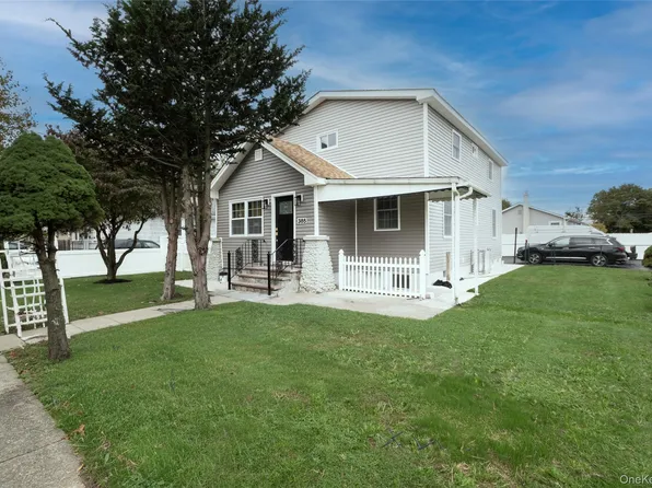 385 Clayton Street, Central Islip, NY 11722