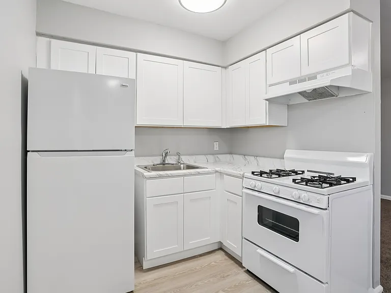 Barry Court Apartments — Photo 11