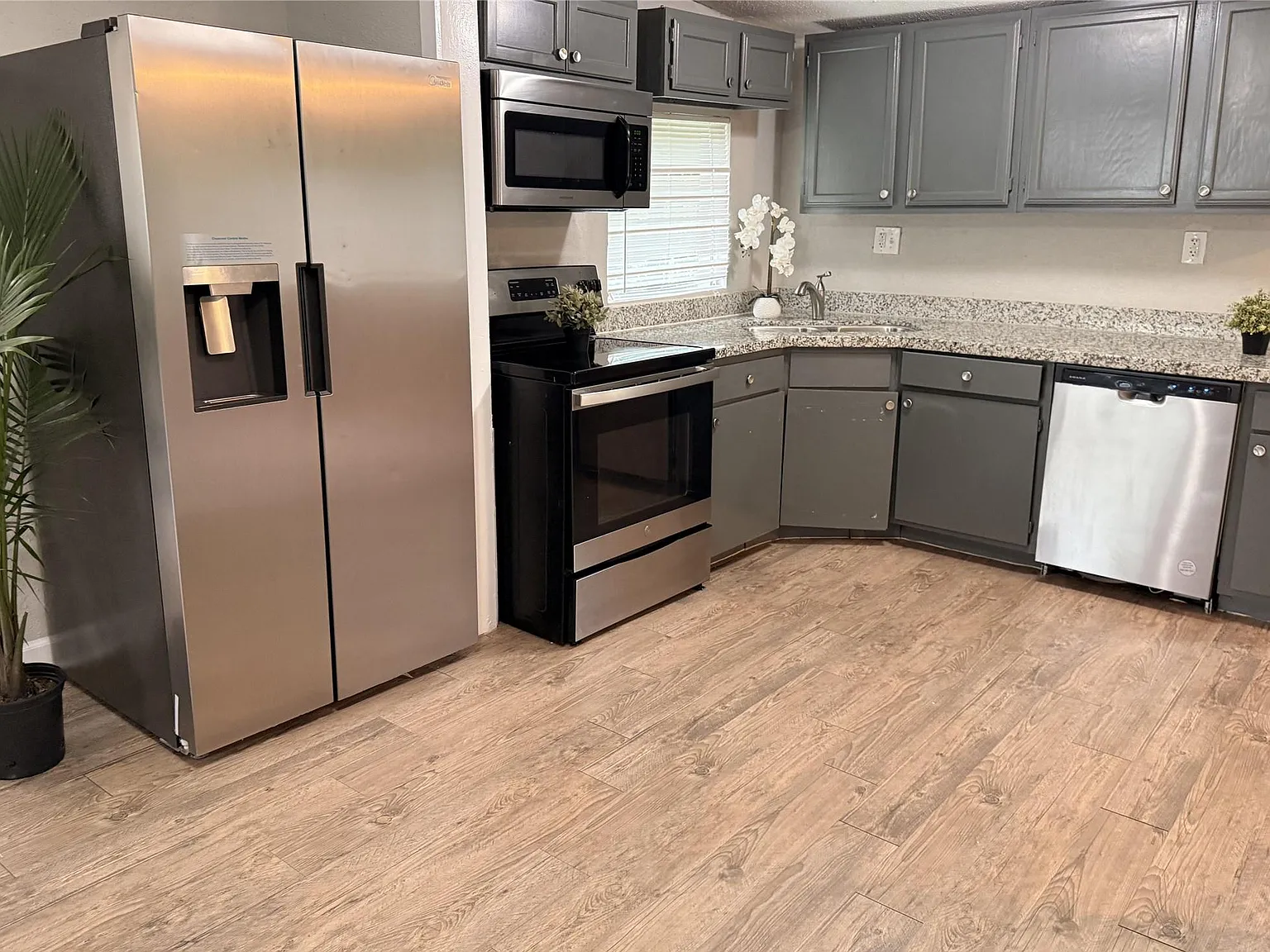 3 bed, 2.0 bath, 1292 sqft, $1,700 — Photo 4