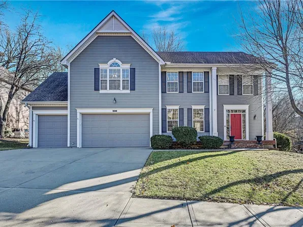 10119 River Hills Dr, Parkville, MO 64152