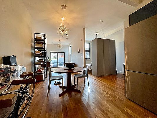 4th image of 372 Kosciuszko St #406