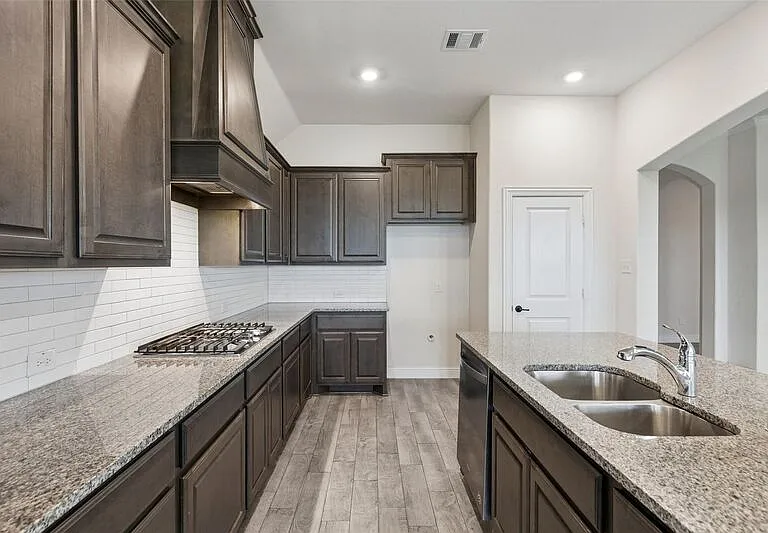 2513 Loudon St W — Photo 9