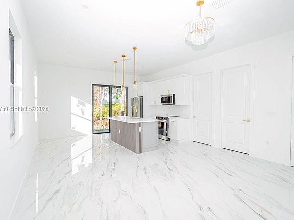 4th image of 1005 Brenton Ave