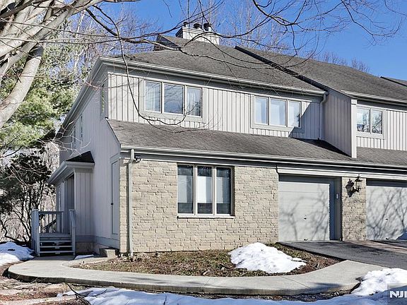 3rd image of 607 Glasmere Rd