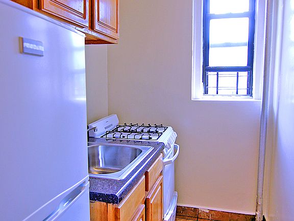 3rd image of 390 E 153rd St APT 5F