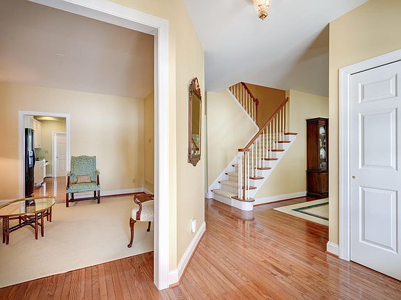 3rd image of 414 Vineyard Ln