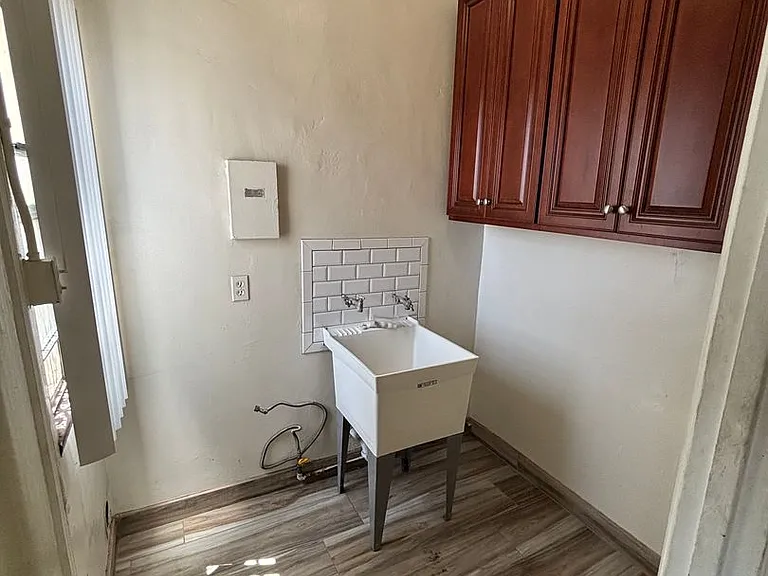 920 Spence St — Photo 10