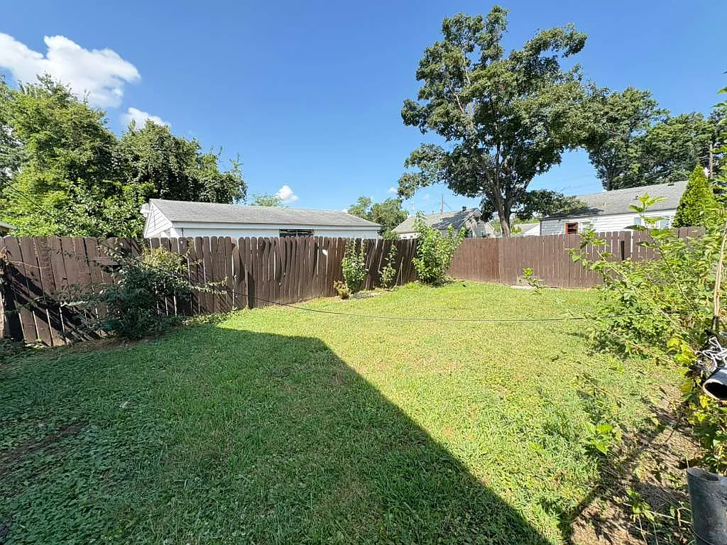 2 bed, 700 sqft, $1,300 — Photo 3