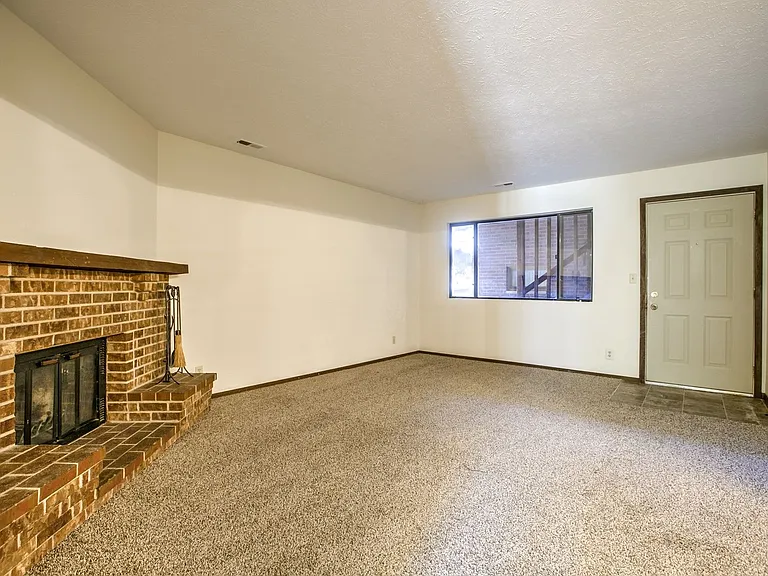 1025 E St — Photo 25