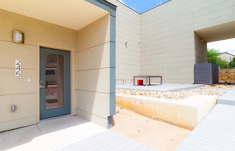 **Two Weeks Free Rent Stunning 2/2.5 Multi-Level Skybridge Lofts Condo Near Soco! — Photo 2