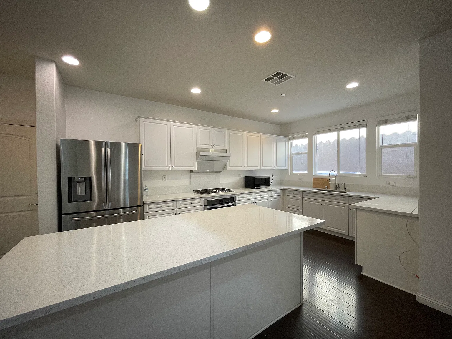 3 bed, 2.5 bath, 1702 sqft, $3,700 — Photo 4
