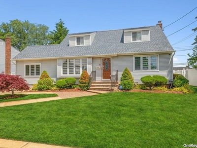 25 Eastwood Drive, Massapequa Park, NY, 11762