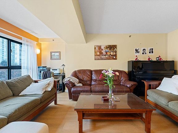 3rd image of 238 Alvin Narod Mews #404