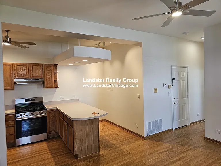 1427 N Wood St #2F — Photo 2