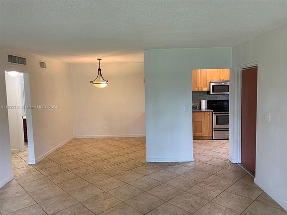 5th image of 4011 N University Dr #20X