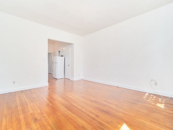 4th image of 353 W 44th St APT 4B