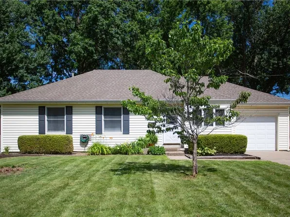 8878 Westbrooke Dr, Overland Park, KS 66212