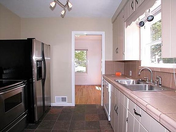 5th image of 2484 S Alden St