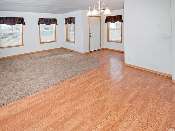 5th image of 16 Bluffs Dr