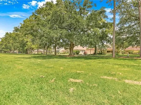 110 Colonial Club Dr, New Orleans, LA 70123