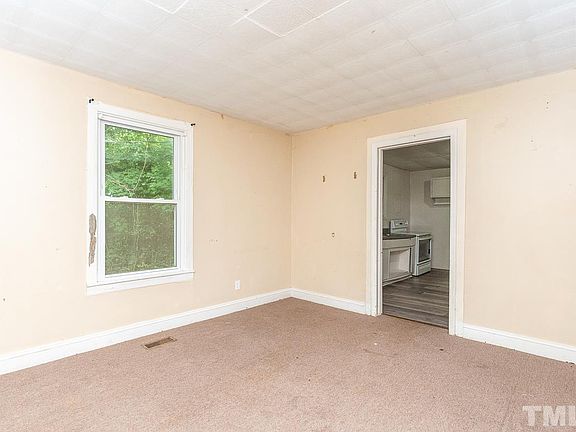 5th image of 216 S Occoneechee St