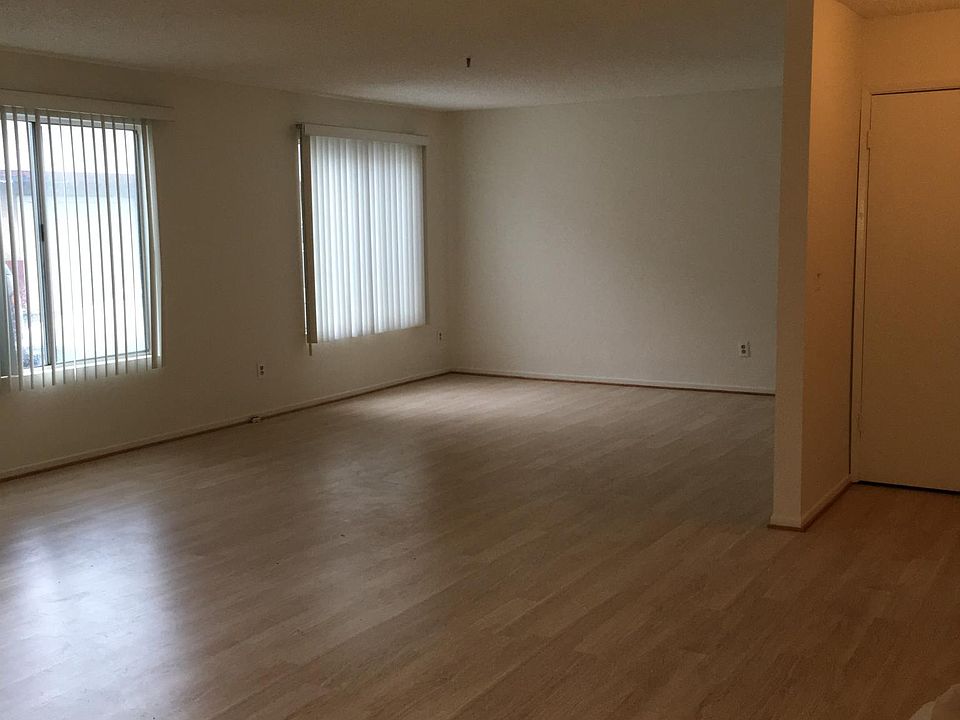 2nd image of 8802 La Salle St #C