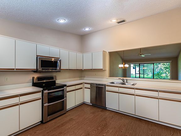 4th image of 5 Lake Forest Ct N