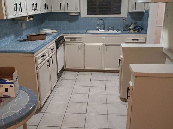 4th image of 915 22nd Ave N