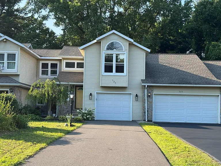 525 Highwood Cir — Photo 25