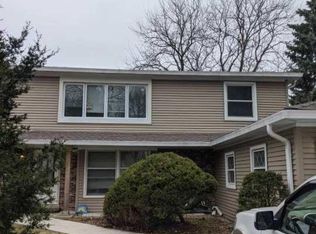 1003 E Cardinal Ln, Mount Prospect, IL 60056